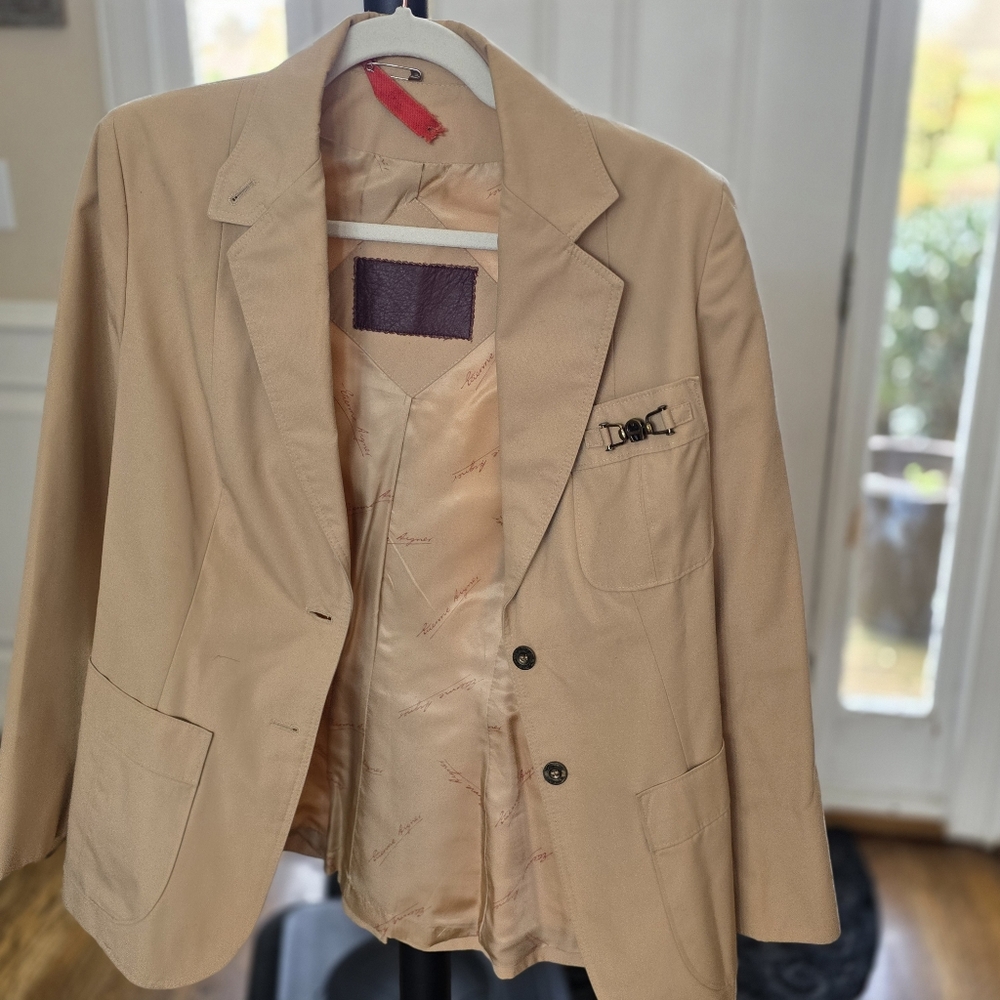 Etienne  Aigner. vintage cream blazer. Made In Hong Kong. Size 8.